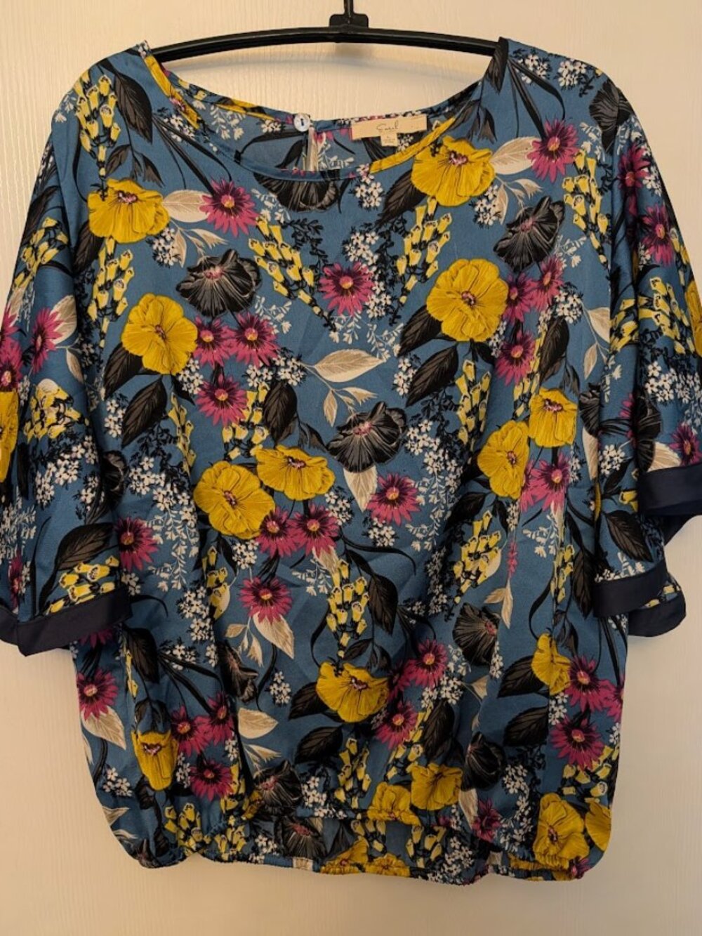 Easel blue floral top NWOT Size L